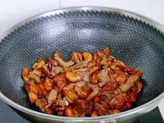 葱爆羊肉片,加入金蒜子，快速翻炒1分钟，关火出锅。