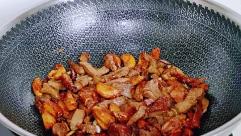 葱爆羊肉片,加入金蒜子，快速翻炒1分钟，关火出锅。