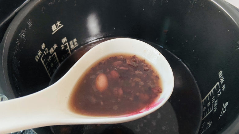 黑米红豆粥,搅拌均匀
