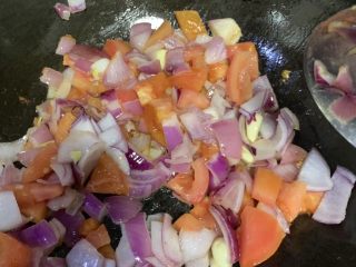 酸汤肥牛金针菇,放洋葱西红柿