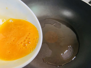 鸡蛋炒年糕,起油锅倒入蛋液