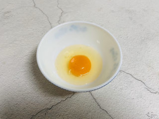 鸡蛋炒年糕,鸡蛋打入碗中