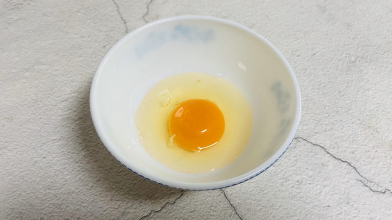 鸡蛋炒年糕,鸡蛋打入碗中