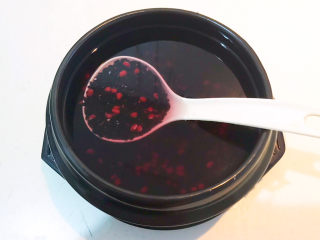 黑米红豆粥,把浸泡好的黑米和红豆倒入砂锅里