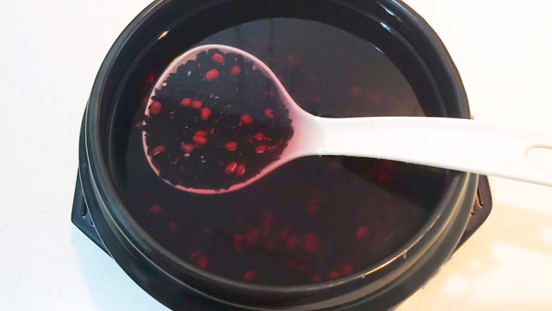 黑米红豆粥,把浸泡好的黑米和红豆倒入砂锅里