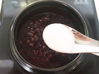 黑米红豆粥,加入白砂糖