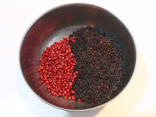 黑米红豆粥,把两种米倒入一个大碗里