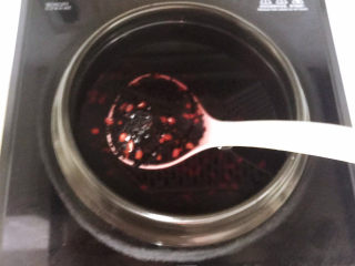 黑米红豆粥,大火烧开后小火慢煲40分钟
