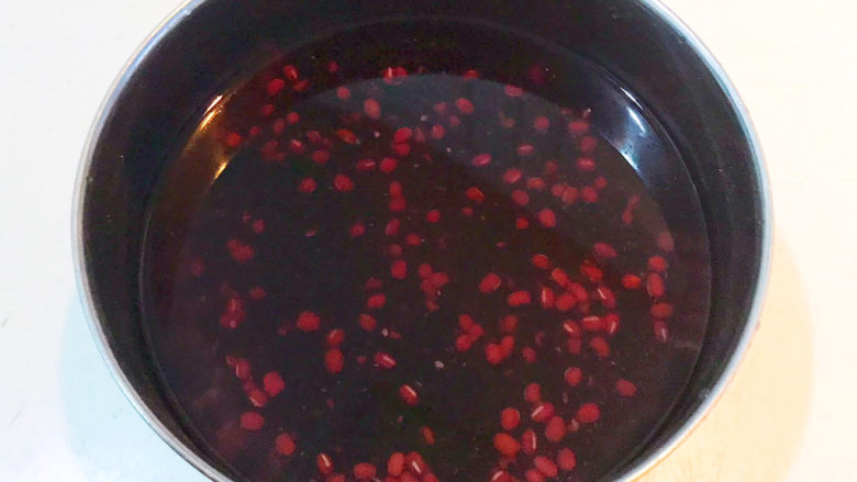 黑米红豆粥,加入冷水浸泡30分钟