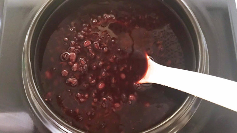 黑米红豆粥,中间要用勺子翻动几次，免得粘锅