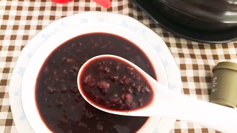 黑米红豆粥,黑米红豆粥米香浓郁，一锅粥很快就吃完了，太好吃了~
