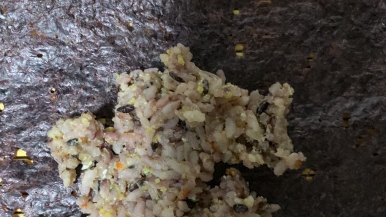 紫米寿司,米饭平铺紫菜上