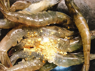 花开富贵椒盐虾,料酒、姜粉、盐放入虾中腌制一下