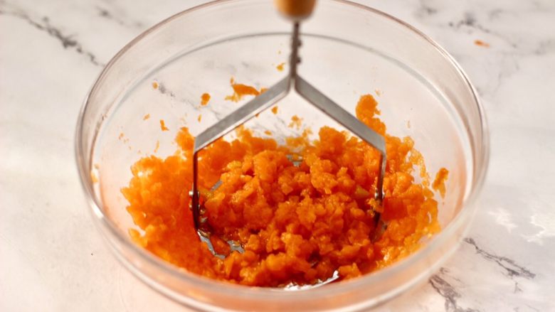 红枣胡萝卜糕,蒸熟的胡萝卜，趁热取出用碾磨器压成泥状。