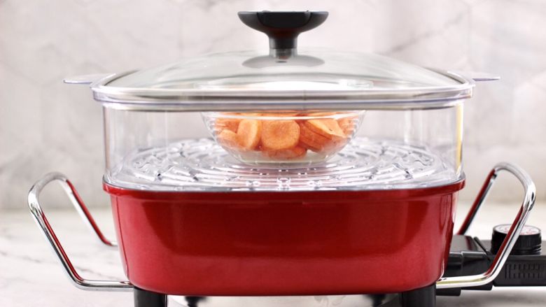红枣胡萝卜糕,蒸锅中倒入适量清水，把切好的胡萝卜片放入锅中，大火烧开蒸20分钟。