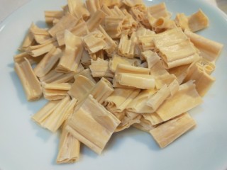 青椒炒腐竹,切成小段备用。