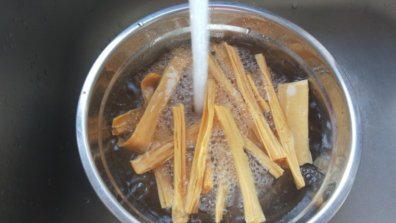 青椒炒腐竹,放入盆中加冷水。