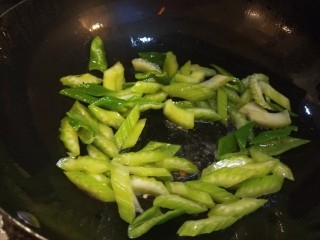 青椒炒腐竹,加入适量耗油炒均匀。