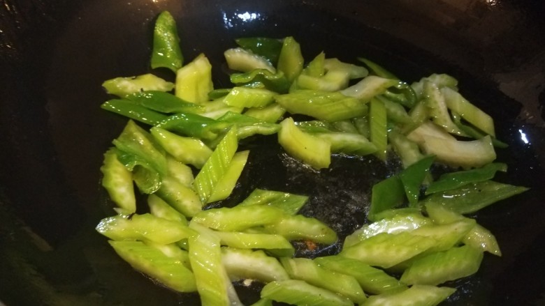 青椒炒腐竹,加入适量耗油炒均匀。