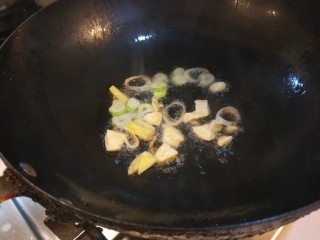 青椒炒腐竹,放入葱姜蒜爆香。
