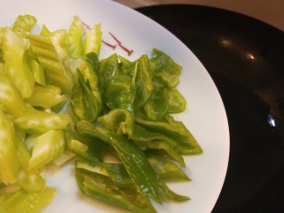 青椒炒腐竹,倒入青青，芹菜炒均匀。