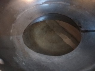 青椒炒腐竹,锅中倒入适量油烧热。