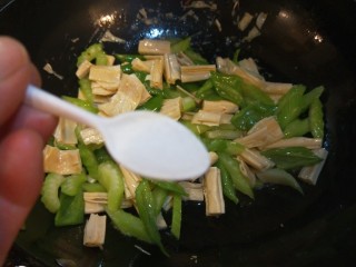 青椒炒腐竹,炒均匀加入适量盐。