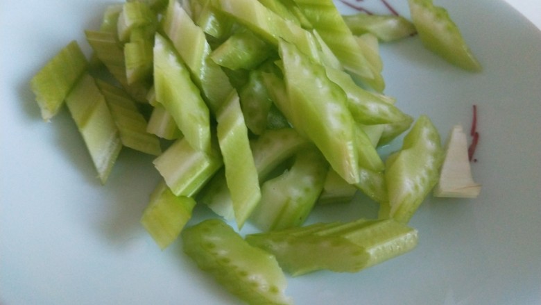 青椒炒腐竹,芹菜切成段。