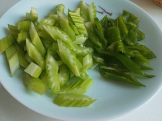 青椒炒腐竹,在切成小段。