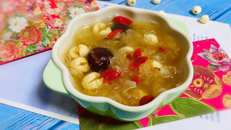 银耳莲子红枣汤,盛入自己喜欢的器皿