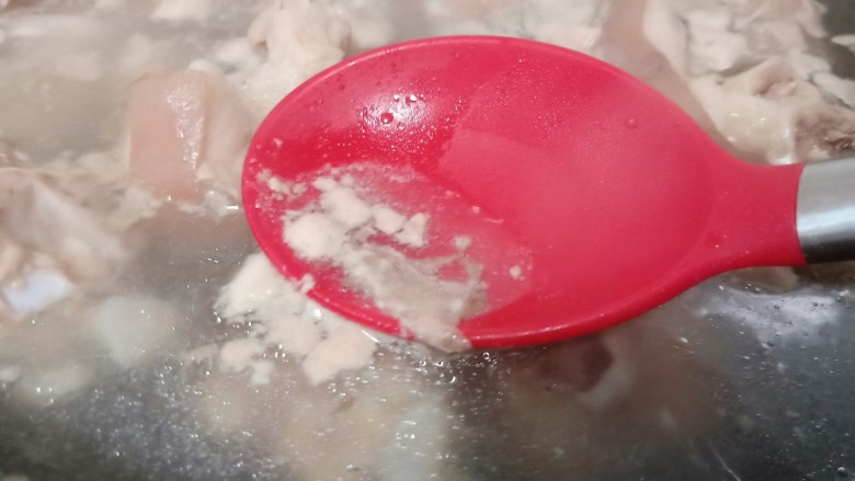 酱香猪蹄,水开后用勺子撇去多余的沫沫，猪蹄焯水主要是去除杂质、脏血等。