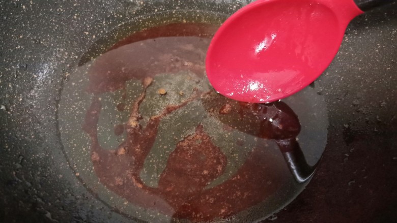 酱香猪蹄,炒至冰糖完全溶化，糖浆颜色越来越深，变成棕红色即可。