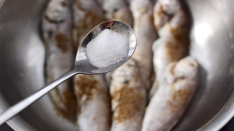 五香干炸大头宝鱼,再根据个人口味，加入适量的盐调味。
