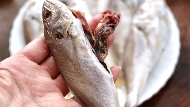 五香干炸大头宝鱼,把大头宝鱼用剪子剪开内脏，去除内脏杂质。