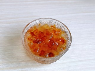 银耳莲子红枣汤,首先将桃胶冷水泡12小时，现在天热可以晚上放入冰箱一夜。