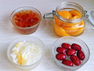 银耳莲子红枣汤,红枣洗干净，黄桃罐头可以根据个人喜欢来加。