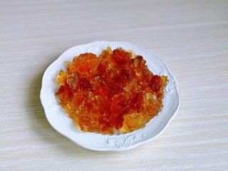 银耳莲子红枣汤,桃胶需要泡到桃胶内不再硬硬的，呈啫喱状；如图，将杂质清理干净。