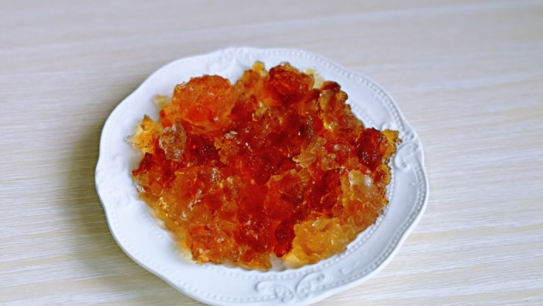银耳莲子红枣汤,桃胶需要泡到桃胶内不再硬硬的，呈啫喱状；如图，将杂质清理干净。