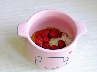 银耳莲子红枣汤,把除冰糖与黄桃外的食材全部加入砂锅中。