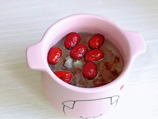 银耳莲子红枣汤,再加入纯净水，适量多一些，因为要熬的久一点。