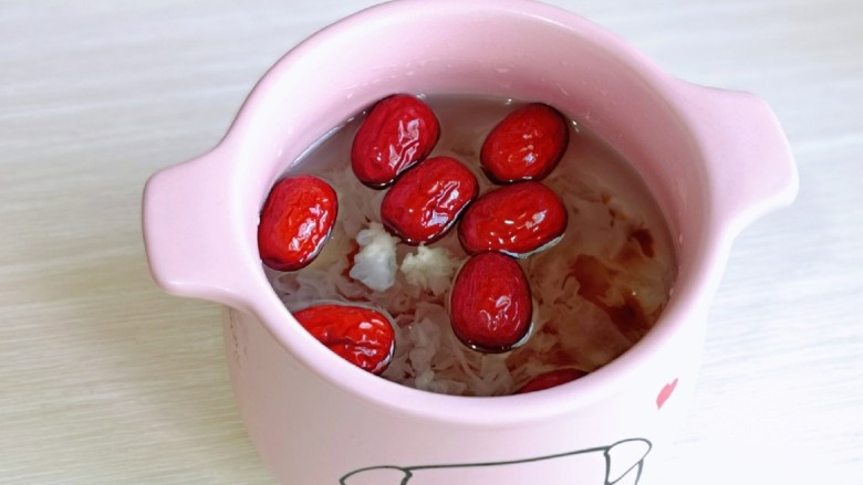 银耳莲子红枣汤,再加入纯净水，适量多一些，因为要熬的久一点。