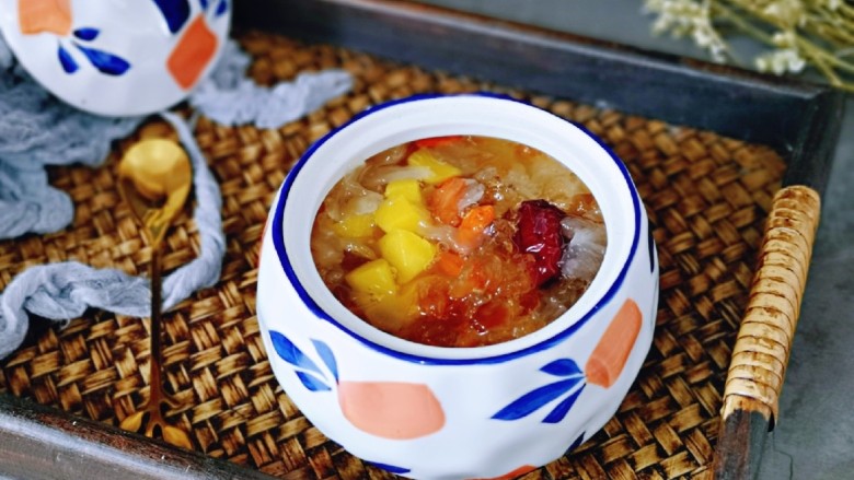 银耳莲子红枣汤,晾凉后，放入冰箱冷藏口感更佳。