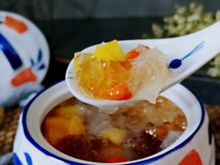 银耳莲子红枣汤,晶莹透亮、香糯Q弹，很受家人的喜爱。