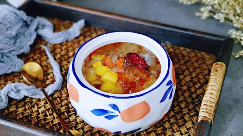 银耳莲子红枣汤,黄桃切小丁，加入羹里就可以啦！