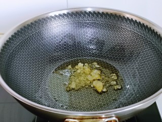 黄焖鸡块,起油锅，加入冰糖。小火炒化，炒至褐色。