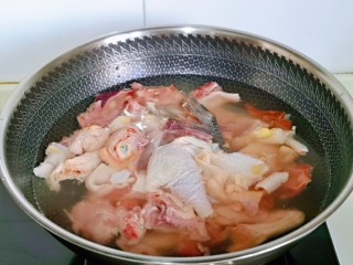 黄焖鸡块,剪好的鸡块焯水，冷水下锅，烧开后煮2分钟，捞出用温水冲洗干净，淋干水分。
