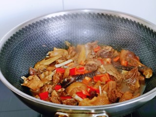 黄焖鸡块,按个人口味加入盐调味，撒上切好的红椒，大火收汁，有一点汤汁更好吃。