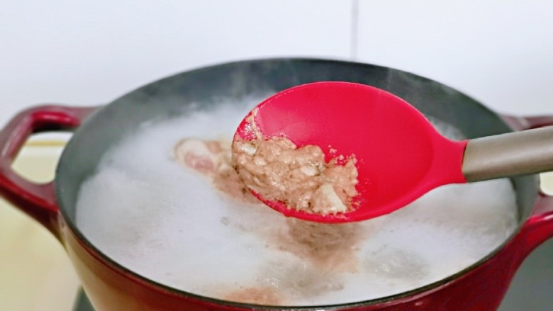 牛腩萝卜汤,大火烧开，烧开后将血沫撇出，这一步很重要，不要省略，可以有效去除肉腥味儿，煮5分钟，捞出冷水冲洗，再淋干水分。