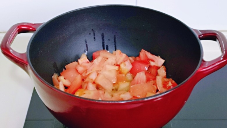 牛腩萝卜汤,起油锅，加入番茄块小火翻炒。