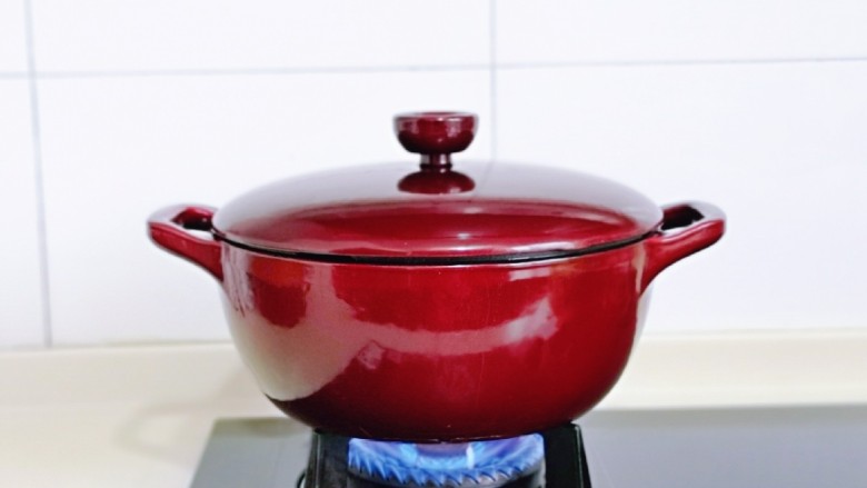 牛腩萝卜汤,盖上珐琅铸铁锅盖子大火烧开，转小火慢炖40分钟。(时间可以根据个人喜欢的口感增减)